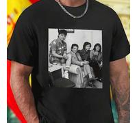 Shein Camiseta Hombre Casual Formal Four People Sitting on Couch in Black and White Photo Estilo Moderno Comodidad Diaria Oferta Exclusiva Para Trabajo y Oc