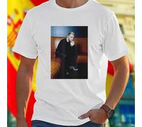 Shein Camiseta Hombre Casual Verano Diseño Man Sitting on Orange Striped Couch with Contemplative Expression Moda Juvenil Cómoda Oferta Exclusiva Nueva Est