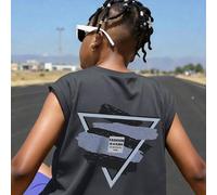 Shein Camiseta sin mangas con gráfico para niños, estampado geométrico de triángulos y pinceladas, con eslogan "LA MODA ES UNA FORMA DE VISTA ESTÉTICA", cor