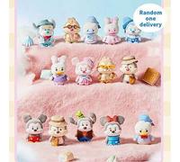 Shein Colgante sorpresa de la serie Cha Cha de la familia Mickey de Disney, material de peluche, detalles del disfraz del personaje, uno al azar, llavero pa