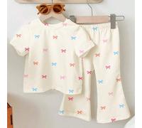 Shein Conjunto de 2 piezas adorable para niña bebé: Camiseta informal y pantalones campana con patrón de moños coloridos, apropiado para primavera/verano