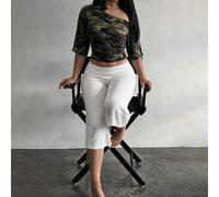 Shein Conjunto de 2 piezas: Camiseta corta blanca con hombro asimétrico + Capris de pierna ancha verde caqui, estilo casual sexy de ropa de calle para viaje