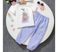 Shein Conjunto de 2 piezas con blusa de manga corta para niña. El enfoque principal es la camiseta con estampado personalizado, combinada con pantalones sue