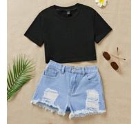 Shein Conjunto de 2 piezas de blusa de manga corta sólida y pantalones cortos vaqueros blancos desgastados y rotos con bajo deshilachado para niñas preadole