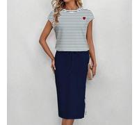 Shein Conjunto de 2 piezas de camiseta de manga de murciélago con bordado de corazón a color contrastante y falda con bajo dividido, estilo casual a rayas p