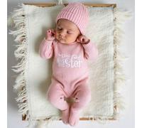 Shein Conjunto de 2 piezas Hello I'm Here con bordado gráfico divertido, ropa de fotografía para recién nacido, mono de punto rosa, mono de bebé rosa y gorr