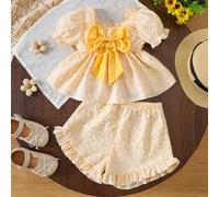 Shein Conjunto de 2 piezas para niñas bebés: Blusa con cuello cuadrado, manga abullonada y moño, y shorts con volantes florales. Adecuado para uso casual al