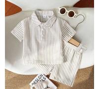 Shein Conjunto de manga corta rayado para bebé niño, con rayas entretejidas en gris y blanco en un diseño clásico minimalista. Complementado con cuello y de