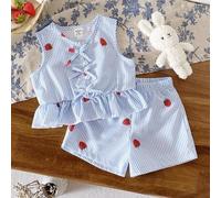 Shein Conjunto de ropa casual de vacaciones para niña con blusa de cuello redondo con volantes y estampado de fresas a rayas, y shorts de cintura elástica