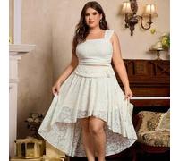 Shein Conjunto de verano para mujer de talla grande, elegante, con camiseta de tirantes en color crema y falda mini asimétrica, con encaje texturizado, flor