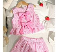 Shein Conjunto informal de niña con parte superior sin mangas con volantes y lazo con estampado de fresas y shorts, cómodo y minimalista