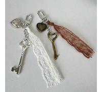 Shein Decoración colgante de bolso con estilo accesorio de bolso con colgante de corazón estilo retro de tierra baldía, llavero de encaje marrón otoño e inv