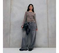 Shein Elegante top de manga larga gris con detalle de cordón cruzado a lo largo del frente y un bajo asimétrico. El hombro recortado agrega un toque sutil y