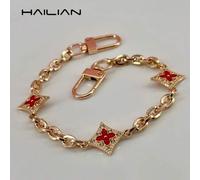 Shein Esta cadena de aleación presenta un diseño de trébol de cuatro hojas. El trébol de cuatro hojas simboliza la buena suerte, con cada hoja que represent