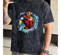 Shein Esta camiseta de la serie de colaboración de Marvel presenta el diseño gráfico clásico de Iron Man. Esta camiseta de manga corta lavada casual es cómo