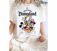 Shein Esta camiseta de verano de algodón con licencia de Disney es un recuerdo de viaje de Disney 2026. El frente presenta personajes clásicos de Disney y l