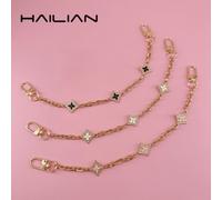 Shein Esta correa de aleación metálica presenta un diseño de trébol de cuatro hojas. El trébol de cuatro hojas simboliza la buena suerte, y cada hoja repres