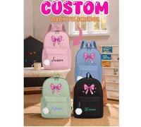 Shein Esta mochila de gran capacidad y múltiples bolsillos de unicolor personalizable es un regalo ideal para volver a la escuela. Puedes imprimir nombres p