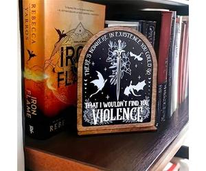 Shein Estantería de madera con diseño gótico inspirado de motivo de dragón y espada sagrada "Violencia Inexistente" cuarta ala, decoración perfecta para el