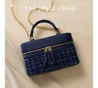 Shein Este bolso clásico y de moda es ligero y fácil de llevar. Viene con un asa superior y una correa para el hombro larga, lo que lo hace adecuado para di