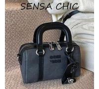 Shein Este bolso de almohada de color moca para mujer semi-madura de moda, hecho de tela de PU, cuenta con una correa de hombro independiente y está decorad