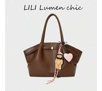 Shein Este bolso de hombro de material de PU sólido y de alta calidad, con un patrón de lichis, está diseñado específicamente para niñas. El Body del bolso