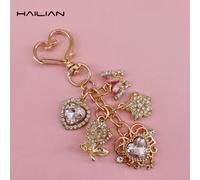 Shein Este brillante juego de encantos de bolso de aleación está incrustado con varios diamantes, corazones brillantes, flores y mariposas. Se puede usar co