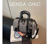 Shein Este elegante y nuevo bolso de almohada para mujer semi-madura en color moca está hecho de tela de PU, con una correa de hombro independiente, decorad