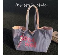 Shein Este es un nuevo bolso de mano a rayas azules decorado con adornos de letras y un colgante de mariposa plateada, con un diseño abierto y asas dobles,