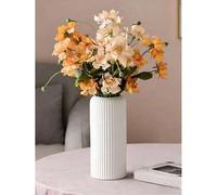 Shein Este jarrón está hecho de material compuesto de plástico, con una apariencia similar a la cerámica que no se rompe fácilmente. Mide 20 cm (aproximadam