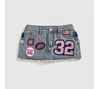Shein Falda vaquera mini ajustada sexy talla grande para mujer, estilo Y2K deportivo, deconstruida, con parche de logo de eslogan y ribete bordado
