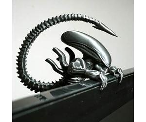 Shein Figura de Alien con Pantalla de Visualización Colgante | Escultura Decorativa Súper Genial para Escritorio/Computadora Mini Ornamento | Regalo Creativ