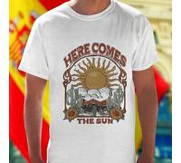 Shein Here Comes The Sun Camiseta Hombre Moda Verano Casual Juvenil Algodón Cómoda Regalo Original Oferta Exclusiva Diseño Moderno Nueva Imperdible Promoci
