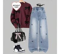 Shein Jeans acampanados de ajuste holgado para niña preadolescente, de mezclilla azul claro con un ambiente relajado, con detalles bordados en forma de cora