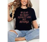 Shein La camiseta de la Igualdad está impresa con la cita: "Nos alegra que luchemos por la igualdad y no por la venganza". La tela es holgada.