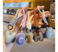 Shein Llavero de cuero acolchado de PU con 26 letras del alfabeto en inglés, delicado y lindo, pequeño regalo, accesorio de bolso, dije de bolso, dije de ll
