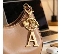 Shein Llavero elegante de letra dorada premium, colgante de letra 3D de la A a la Z decorado con dijes de estrella y corazón, anillo de llavero de aleación