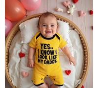 Shein Mameluco de waffle amarillo mantequilla lindo para bebés recién nacidos niñas & niños, manga corta, estampado de letras "SÍ. SÉ QUE ME PAREZCO A MI PA