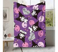 Shein Manta de franela Sanrio Kuromi, manta de felpa suave y acogedora con estampado de calavera y corazón de Kuromi en toda la superficie, fondo púrpura, a