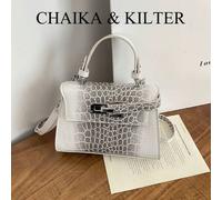 Shein Nueva bolsa de mano de mujer de verano con estampado de lichis, correa de hombro ajustable y decoración, bolso de hombro minimalista de unicolor con d