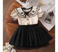 Shein Nuevo conjunto de verano de 2 piezas para niñas pequeñas, que incluye una blusa de manga corta con cuello de Peter Pan bordado vintage y una falda neg