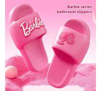 Shein Pantuflas de baño de la serie Barbie de MINISO, ligeras, cómodas y fáciles de limpiar, con un elemento decorativo único de Barbie, adecuadas para uso