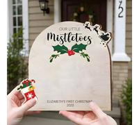 Shein Placa de Navidad personalizada para bebé, letrero de madera con nombre personalizado "Nuestros pequeños muérdagos", diseño lindo, recuerdo para la pri