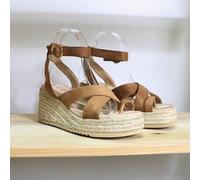 Shein Sandalias estilo Valencia de plataforma gruesa con diseño de dedo en la parte delantera.