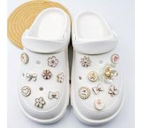 Shein Set de 16 piezas de decoraciones de perlas incrustadas blancas en forma de flor, mariposa y corazón, adecuado para accesorios de zapatos de Crocs de r