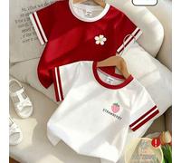 Shein Set de 2 camisetas para niñas, 1 pieza con estampado floral rojo y 1 pieza con estampado de fresa blanca, cómodas para el verano y adecuadas para prim