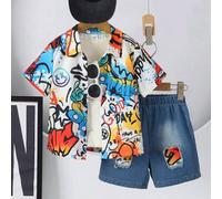 Shein Set de 2 piezas: Camisa estampada y pantalones cortos de mezclilla desgastados para niños pequeños. Diseño de estampado de graffiti con técnica de lav