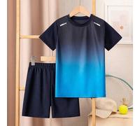 Shein Set de 2 piezas: Camiseta de manga corta con efecto degradado y estampado de líneas deportivas casuales, y pantalones cortos de unicolor para niños. C