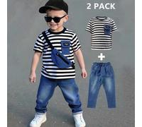 Shein Set de 2 piezas compuesto por una camiseta de cuello redondo con estampado de rayas y unos pantalones vaqueros de mezclilla desgastada para niño. La c