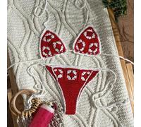 Shein Set de 2 piezas de cubrecuerpo y bikini con diseño de flores a crochet de patrón rojo, con tirantes finos, espalda descubierta y volantes en el bajo,